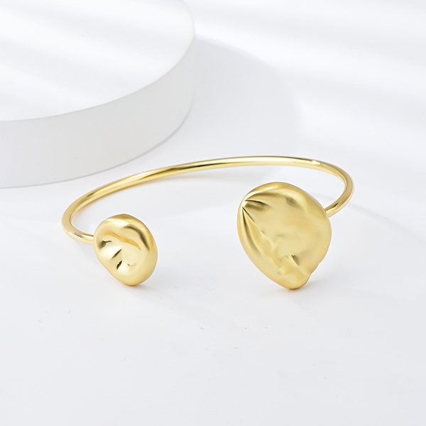 Picture of Low Cost Zinc Alloy Dubai Fashion Bangle with Low Cost