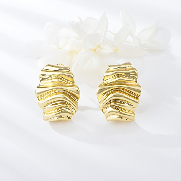 Picture of Low Price Zinc Alloy Gold Plated Stud Earrings from Trust-worthy Supplier